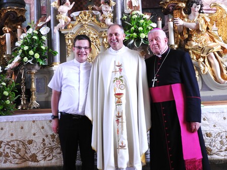 od leve - Cerkljanski župnik Martin Leban_srebrnomašnik Marko Košnik in upokojeni beograjski nadškof Stanislav Hočevar